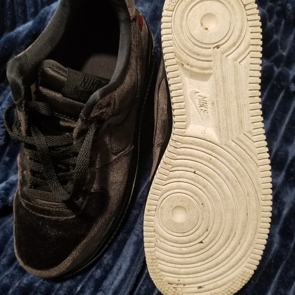 Black Nike Shoes - Picture 4 of 8